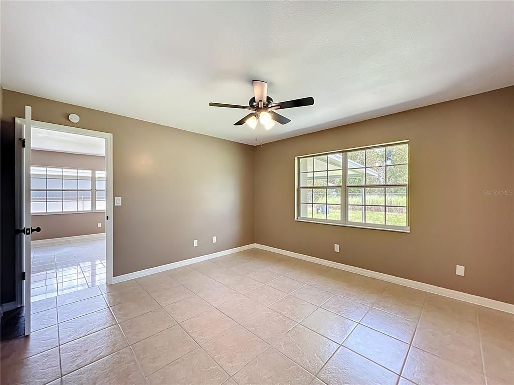 Empty room, Interior