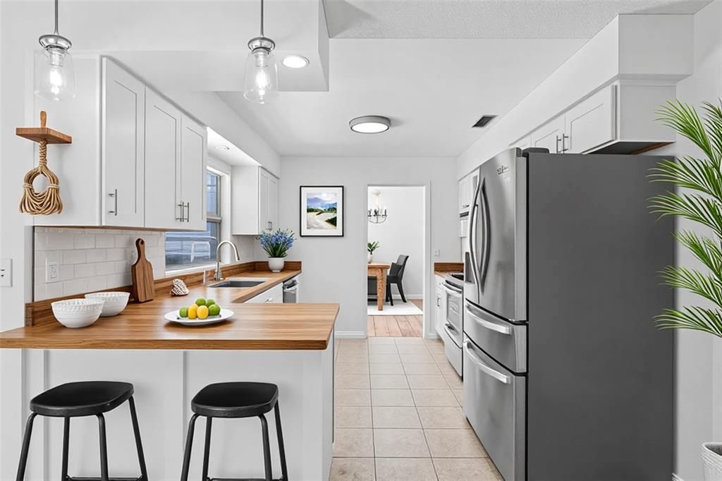 Dining room, Interior, Kitchen, Pendant Lights, Wood Texture Flooring