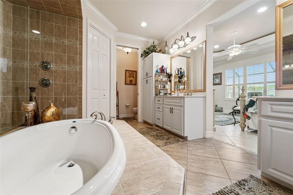 Bathroom, Dual Sink Vanities, Interior, Recessed Lighting