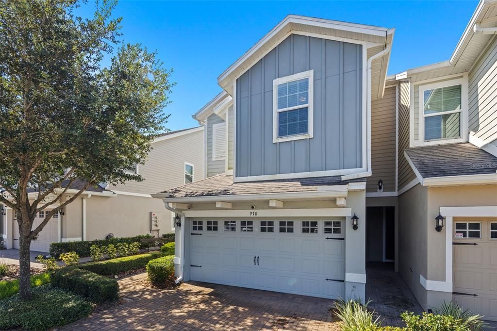 Attached, Exterior, Facade, American Craftsman