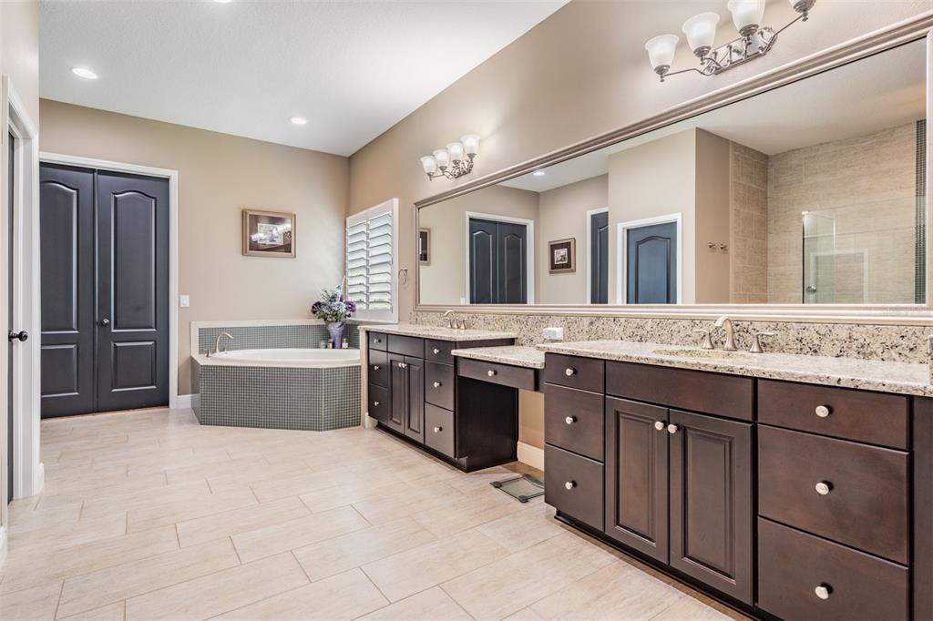 Bathroom, Dual Sink Vanities, Interior, Recessed Lighting