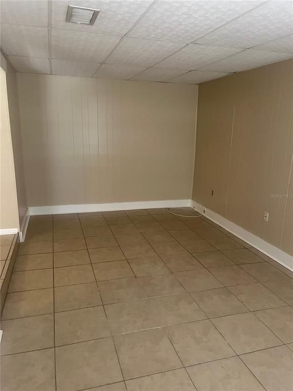 Empty room, Interior