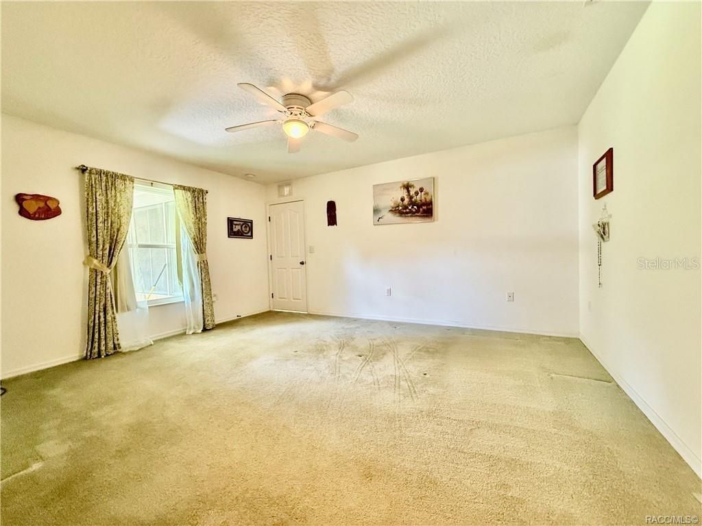 Empty room, Interior