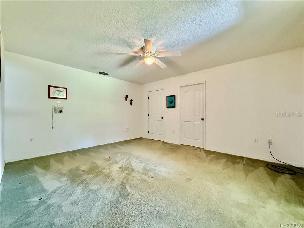 Empty room, Interior