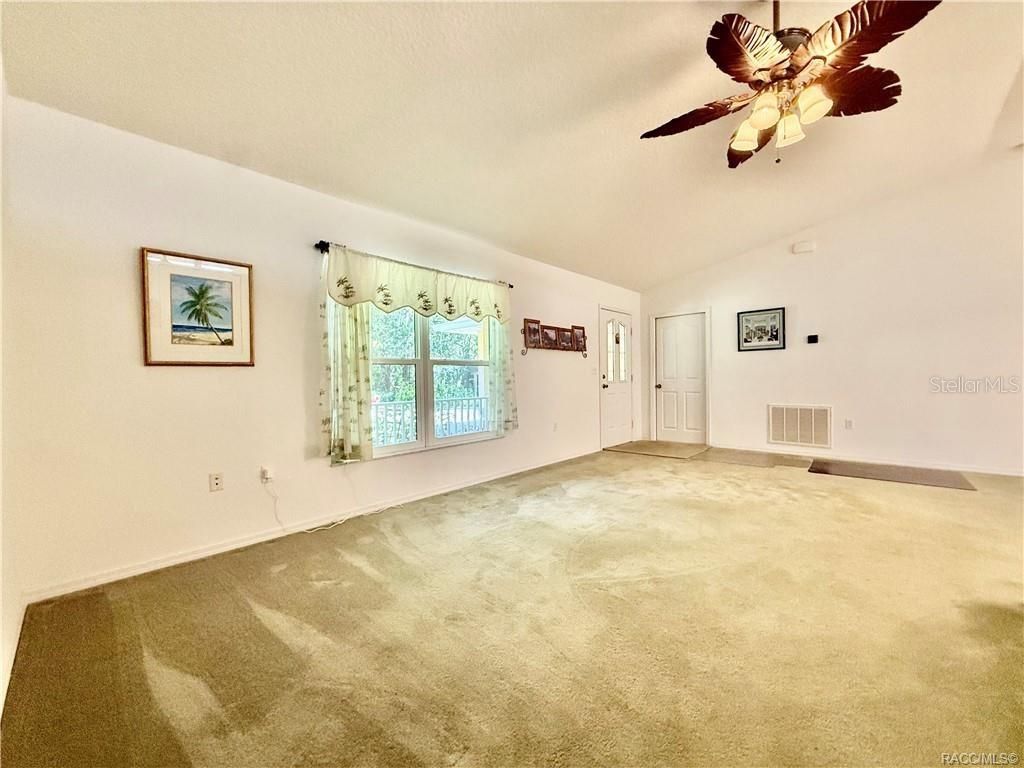 Empty room, Interior
