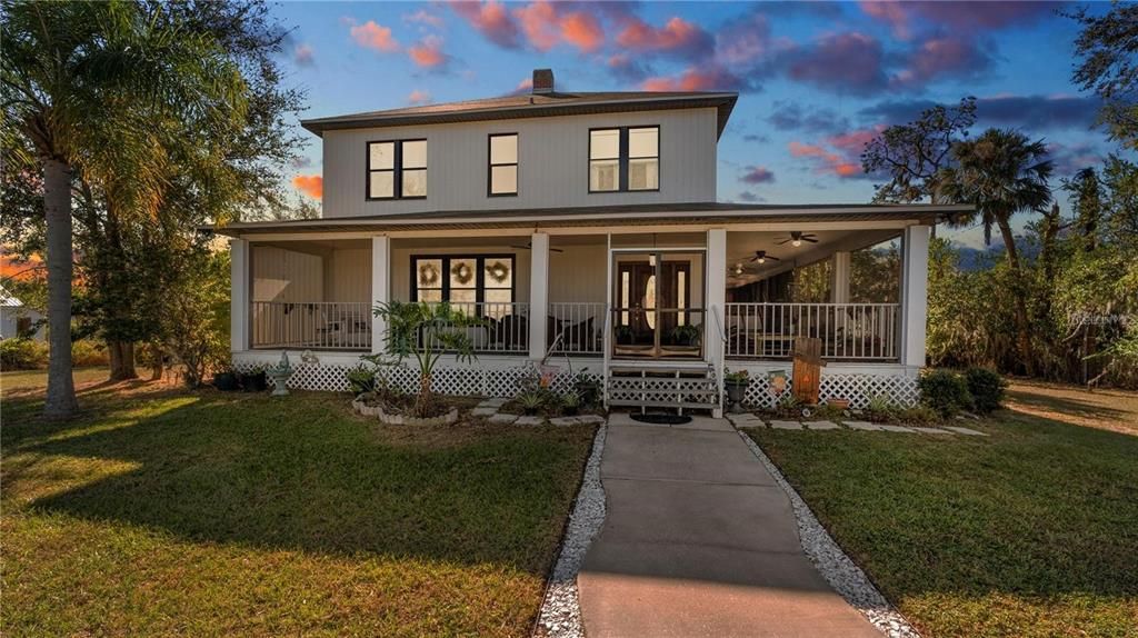 Exterior, Facade, American Foursquare