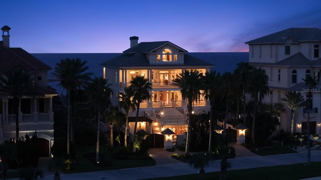 Exterior, Facade, Modern