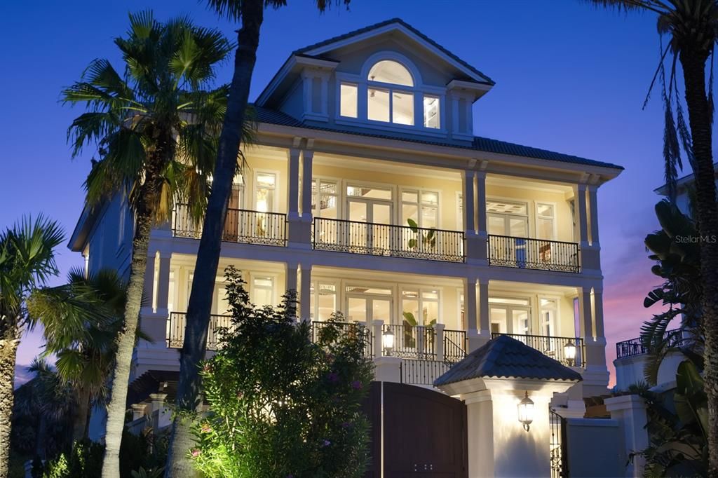 Exterior, Facade, Modern