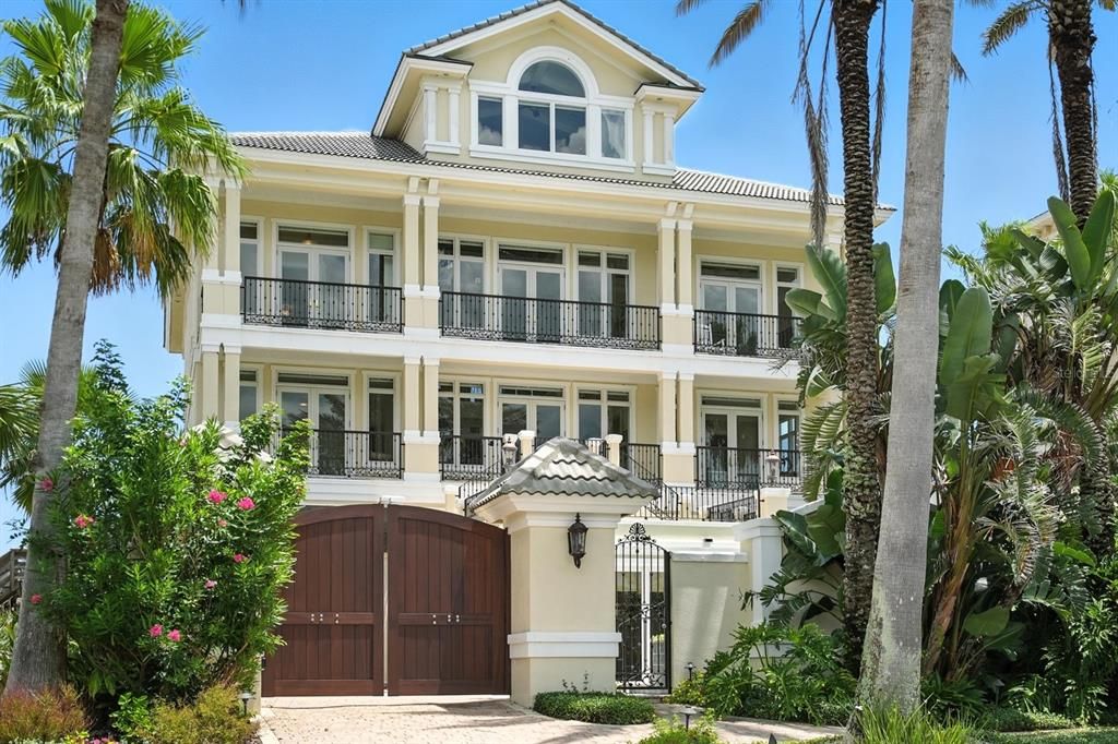 Exterior, Facade, Queen Anne Victorian