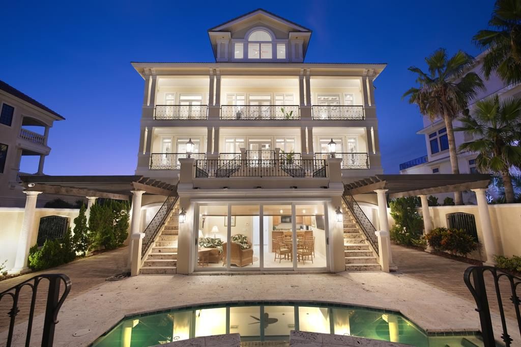 Exterior, Facade, Pool, Modern