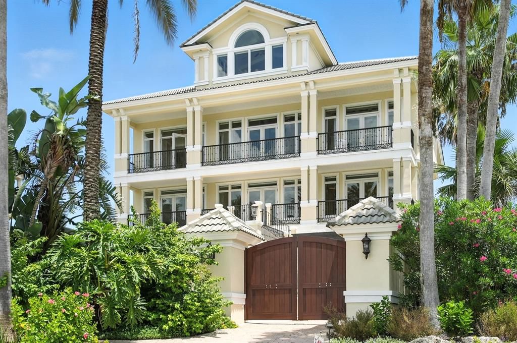 Exterior, Facade, Queen Anne Victorian
