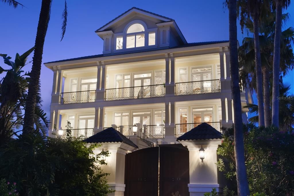 Exterior, Facade, Modern