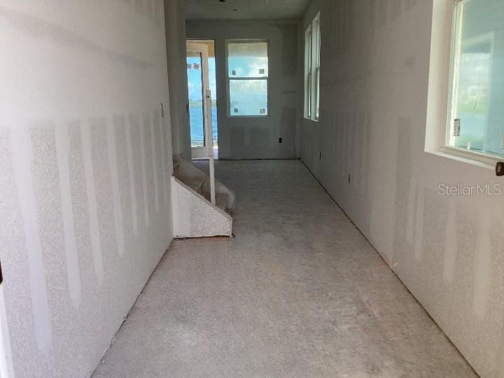 Empty room, Interior