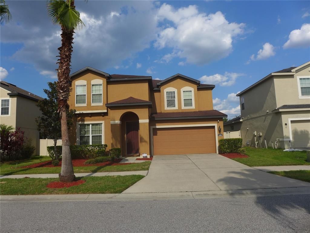 Attached, Exterior, Facade, Mediterranean