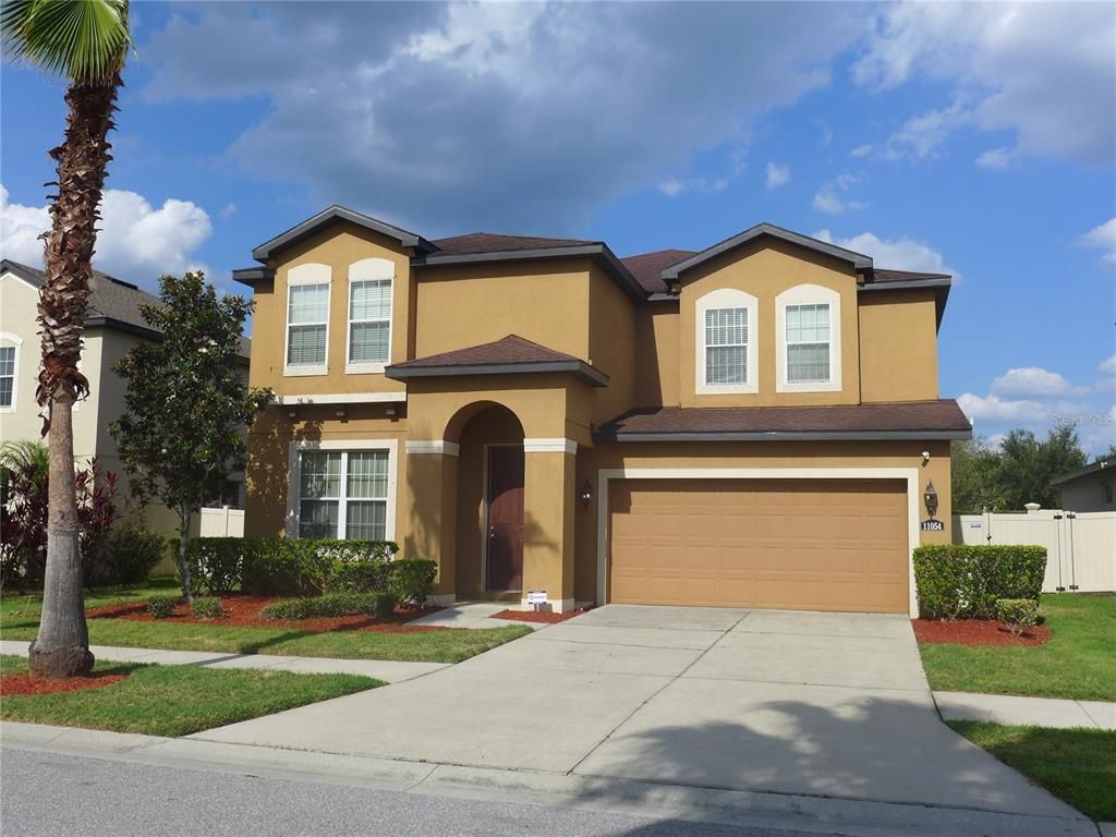 Attached, Exterior, Facade, Mediterranean