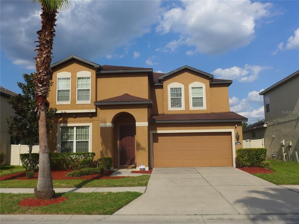 Attached, Exterior, Facade, Mediterranean