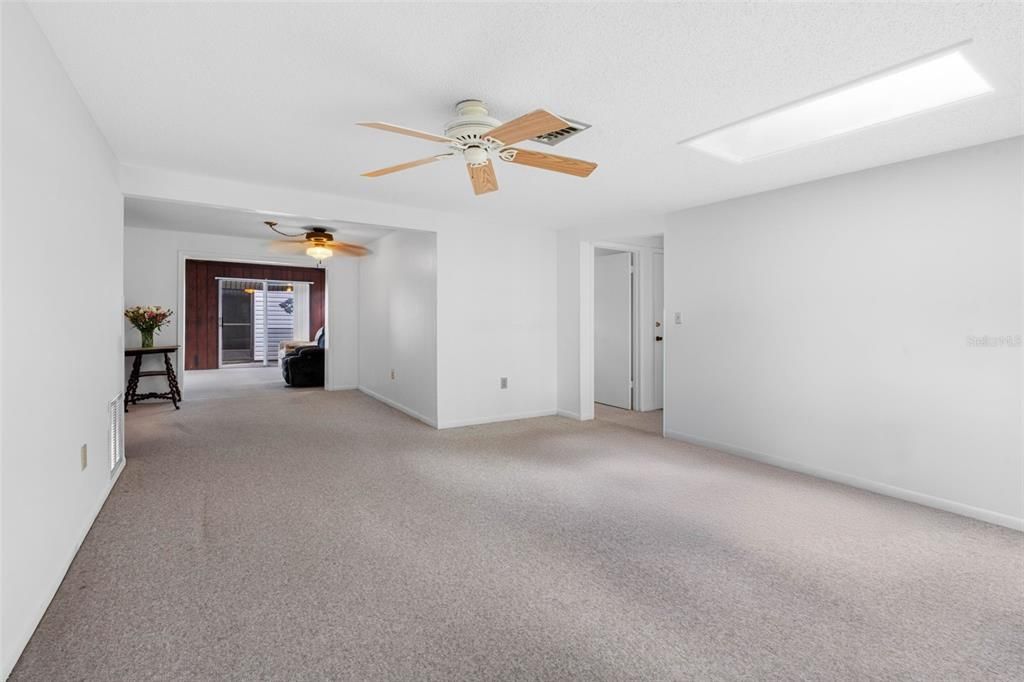Empty room, Interior