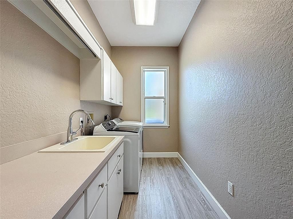Interior, Washer, Wood Texture Flooring