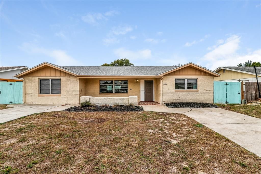 Attached, Exterior, Facade, Ranch