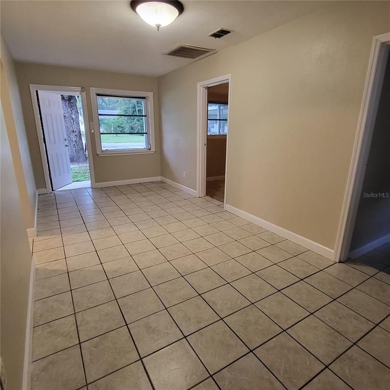 Empty room, Interior