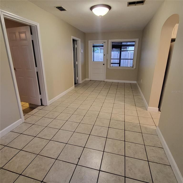 Empty room, Interior