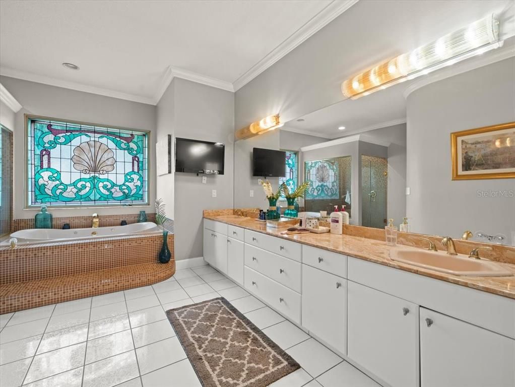 Bathroom, Dual Sink Vanities, Interior, Recessed Lighting