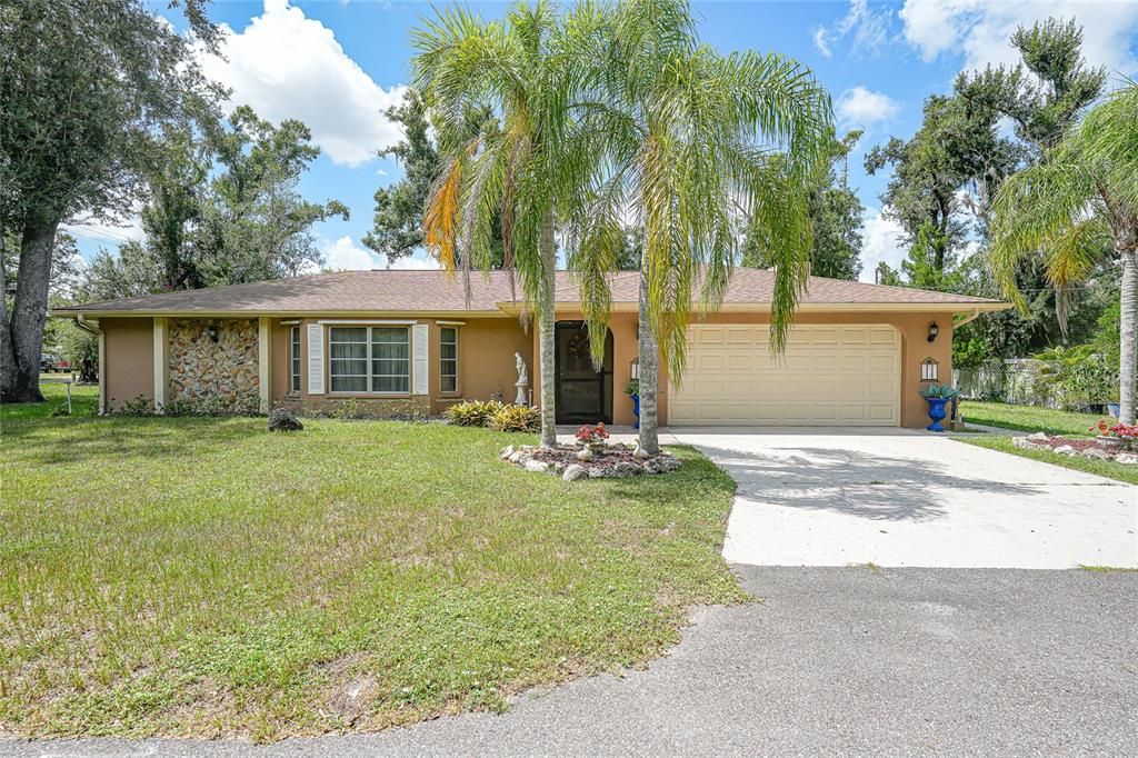 Attached, Exterior, Facade, Ranch