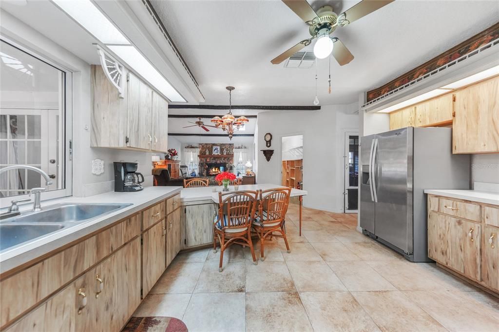 Chandelier, Dining room, Interior, Kitchen, Stainless Steel Appliances