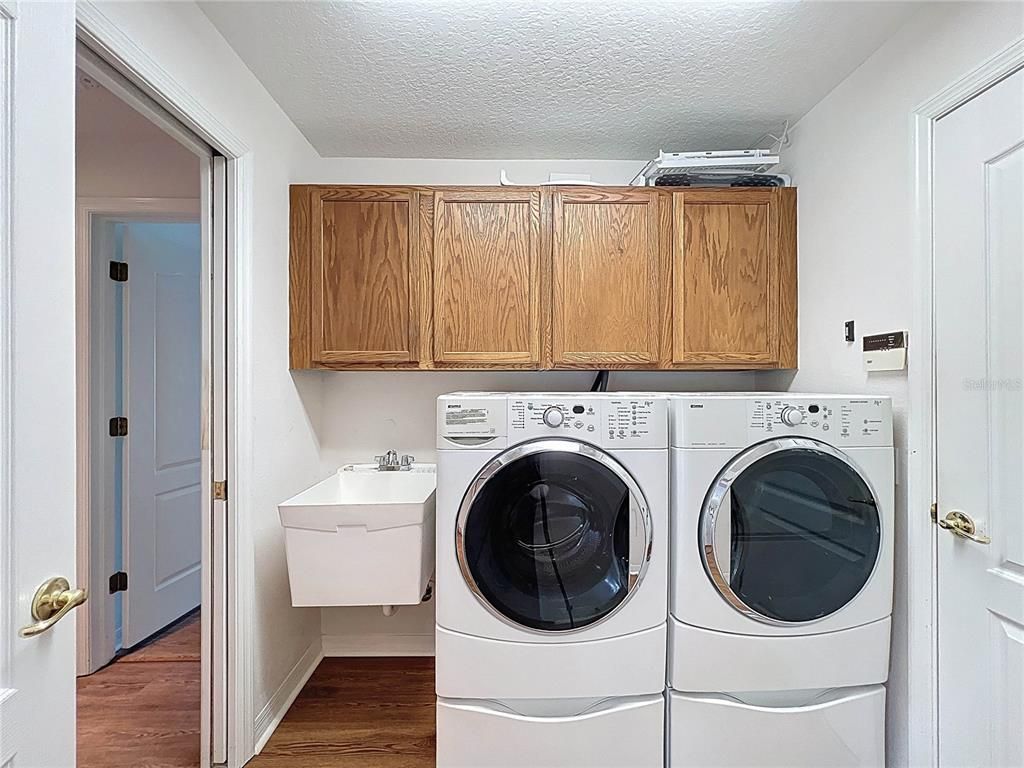 Interior, Washer, Wood Texture Flooring
