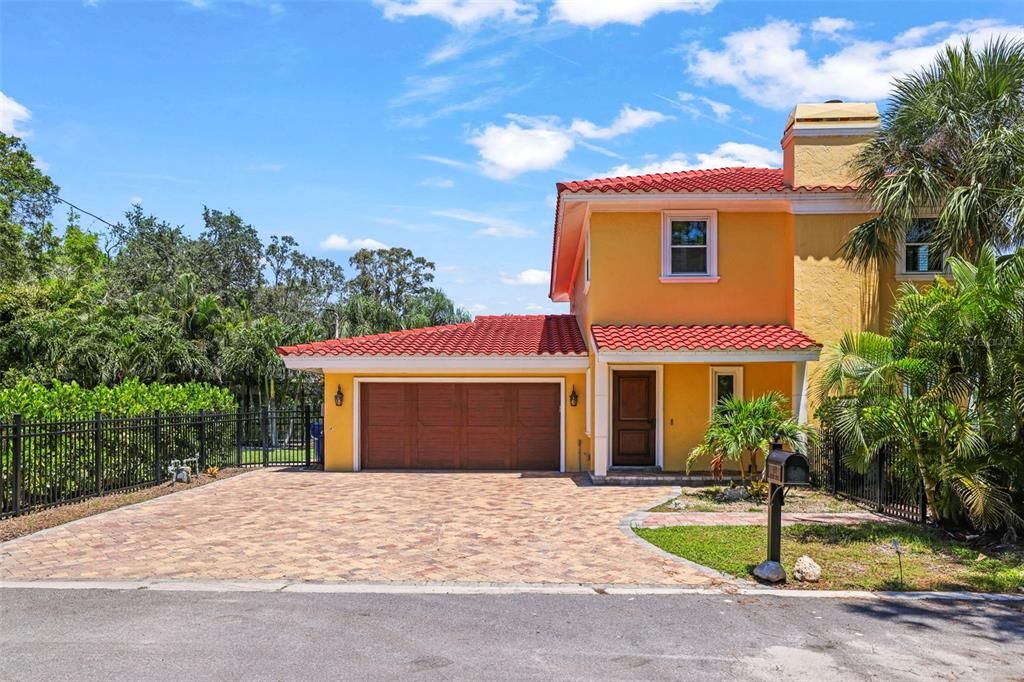 Attached, Exterior, Facade, Mediterranean