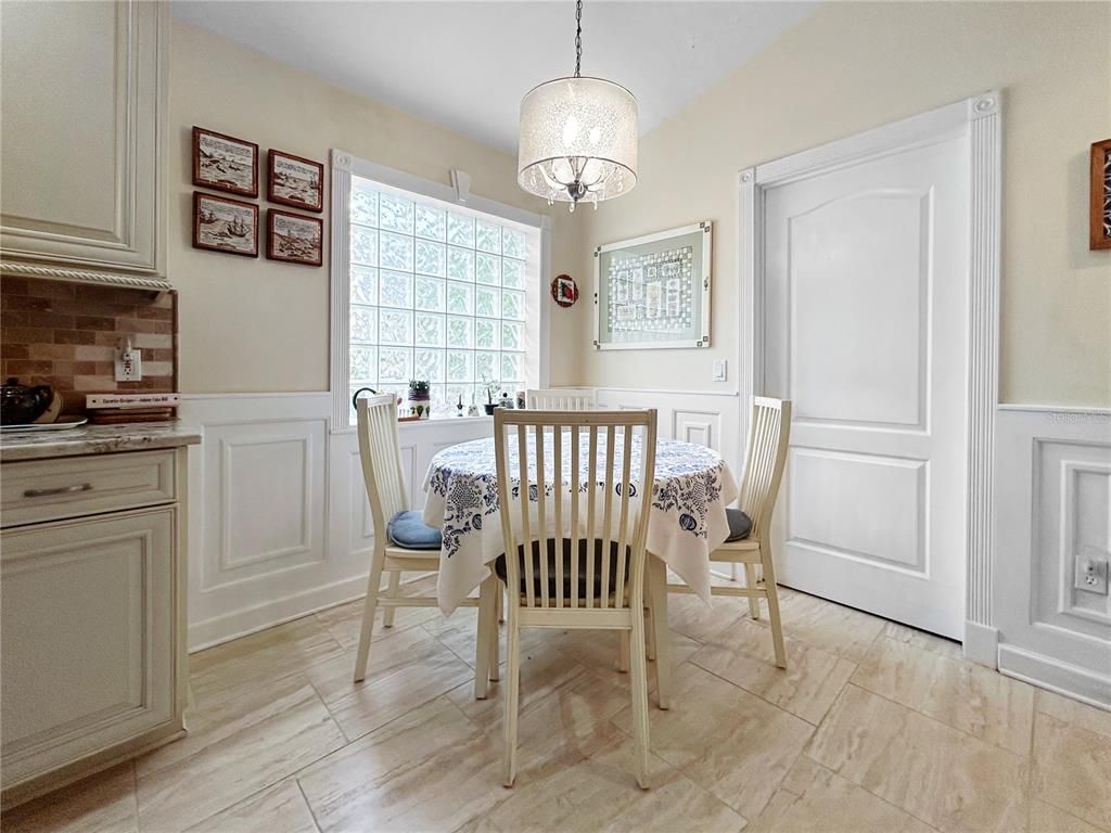 Chandelier, Dining room, Interior, Pendant Lights