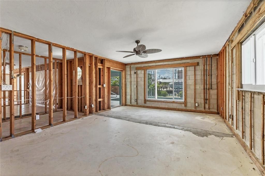 Empty room, Interior