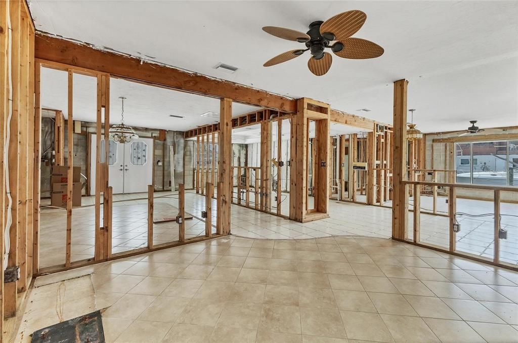 Empty room, Interior