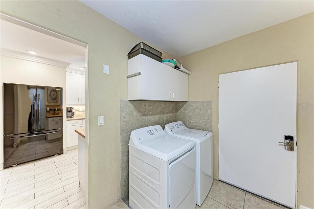 Interior, Recessed Lighting, Washer, Wood Texture Flooring