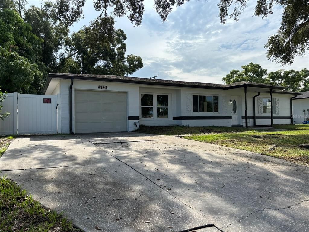 Attached, Exterior, Facade, Ranch