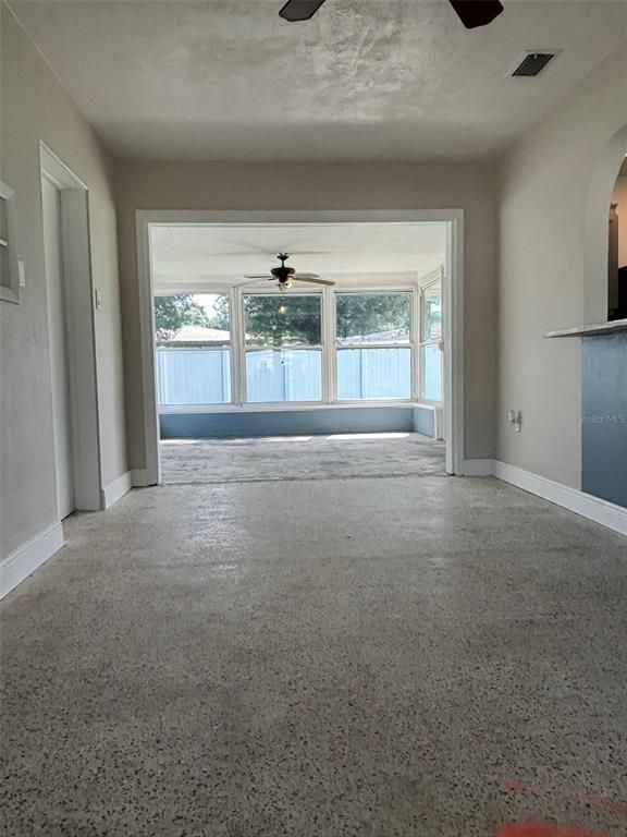 Empty room, Interior