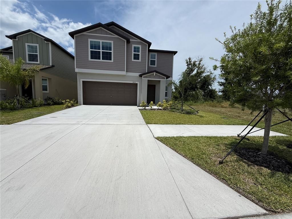 Attached, Exterior, Facade, American Craftsman