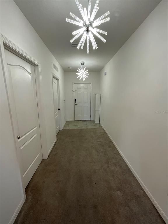 Empty room, Interior