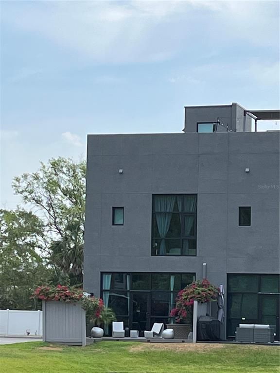 Exterior, Facade, Modern