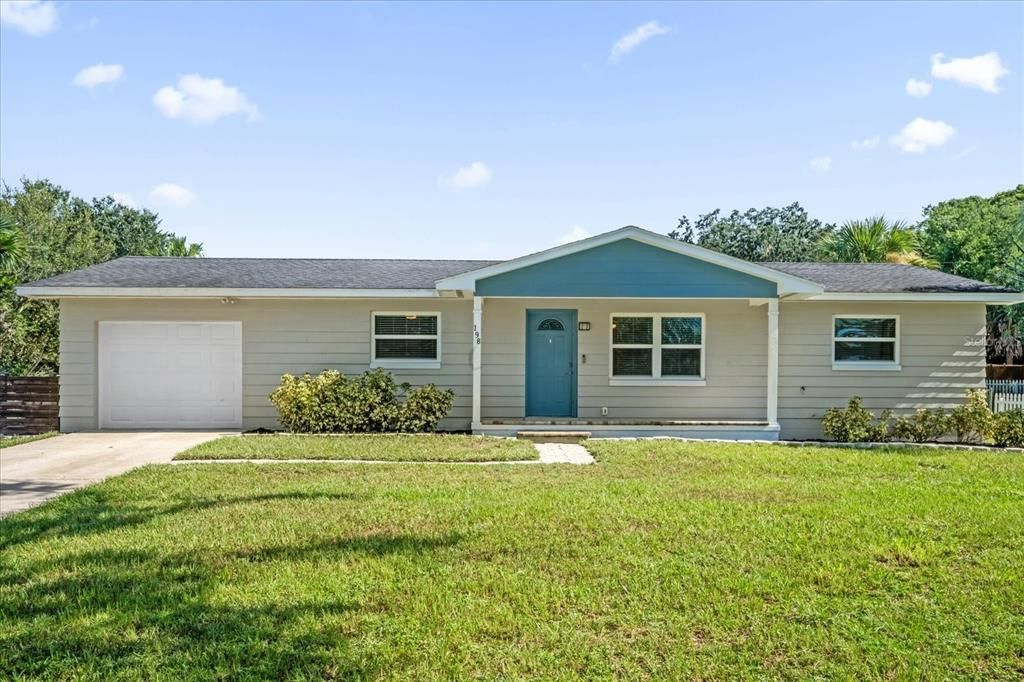 Attached, Exterior, Facade, Ranch