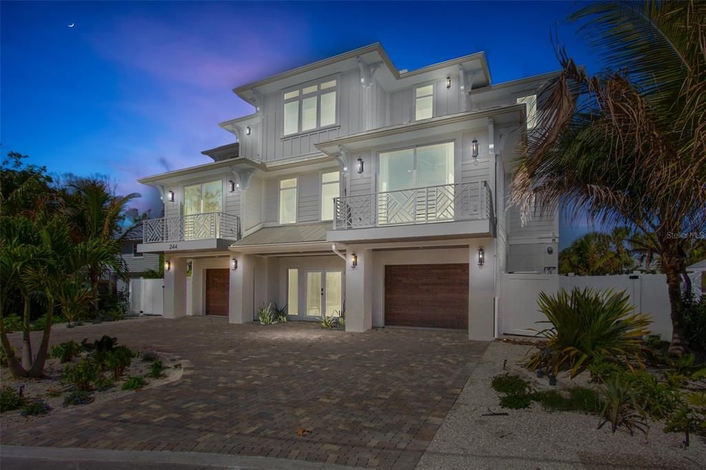 Attached, Exterior, Facade, Modern