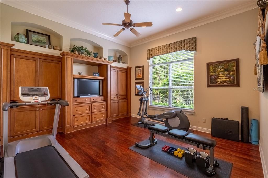 Fitness Equipment, Interior, Recessed Lighting, Wood Texture Flooring