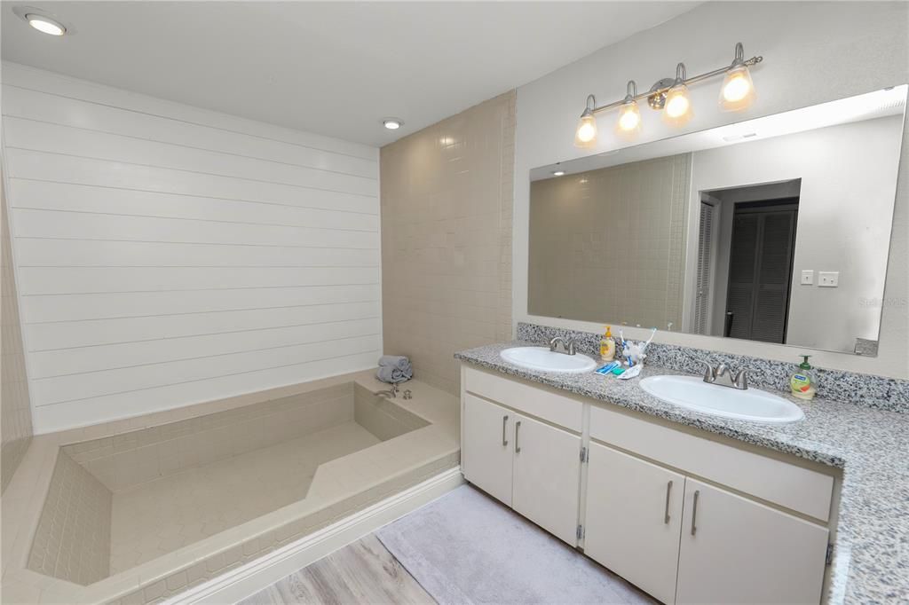 Bathroom, Dual Sink Vanities, Interior, Recessed Lighting