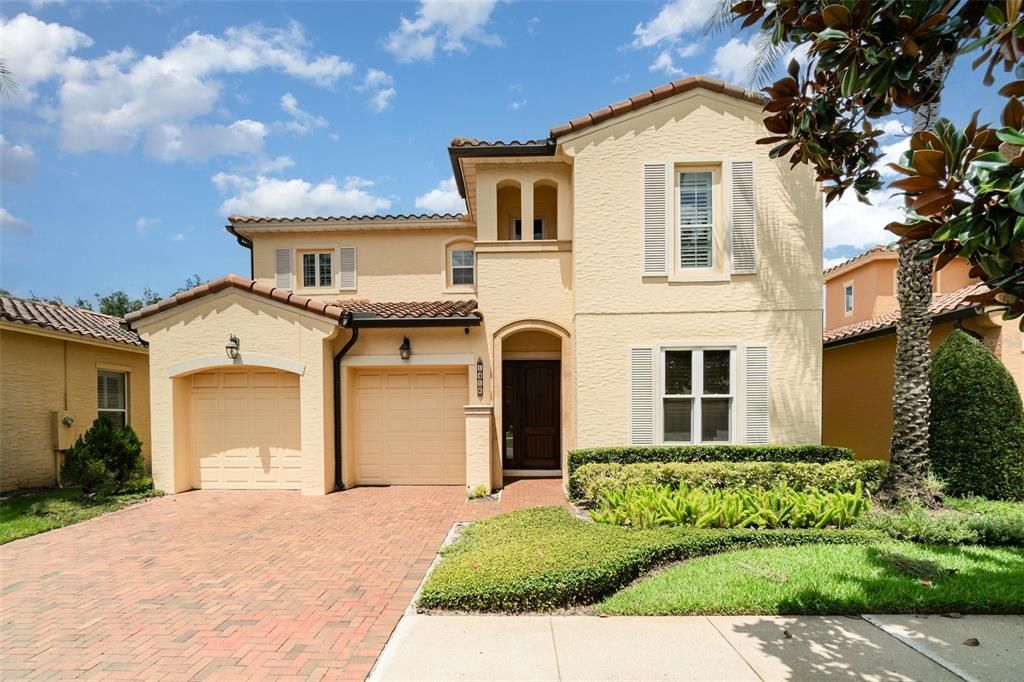 Attached, Exterior, Facade, Mediterranean