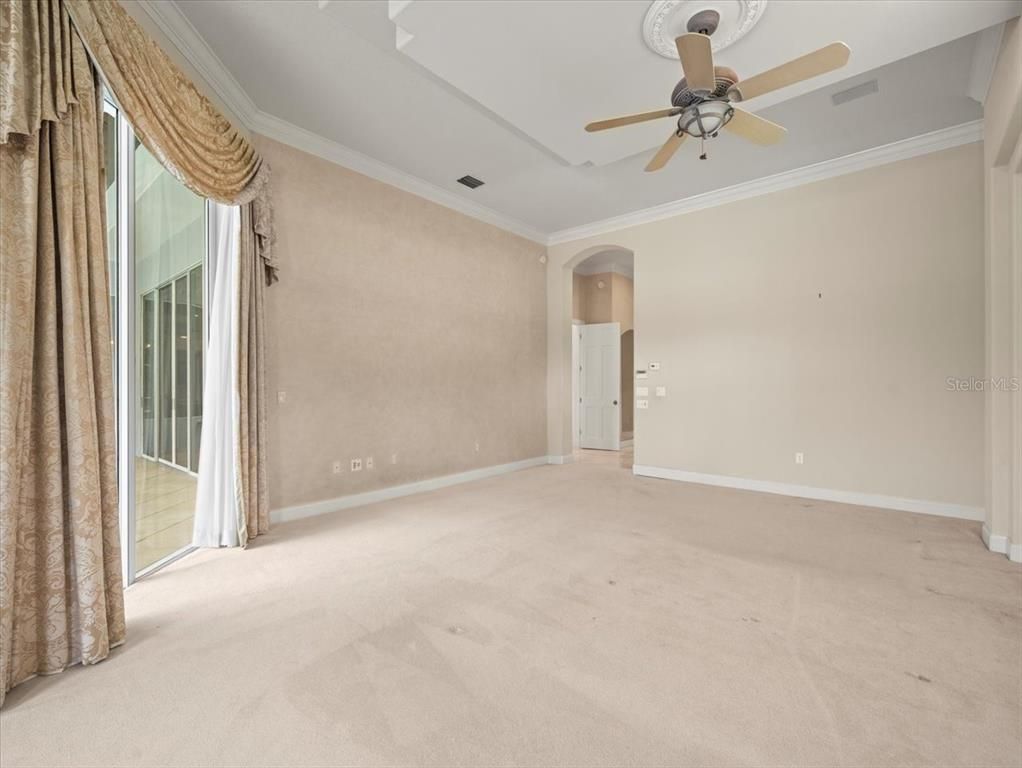 Empty room, Interior