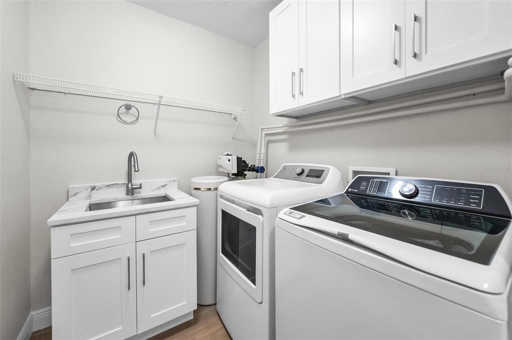 Interior, Washer, Wood Texture Flooring