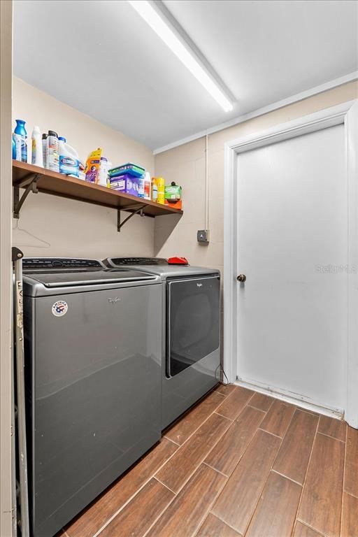 Interior, Washer, Wood Texture Flooring