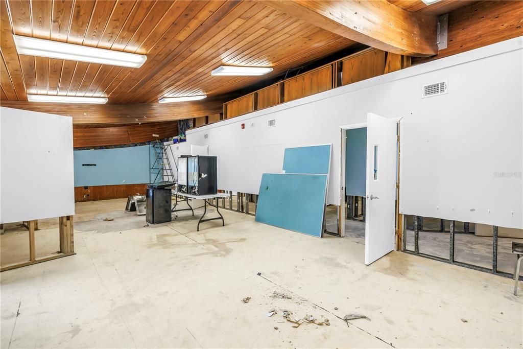 Empty room, Interior, Wooden Beams, Wooden Ceilings