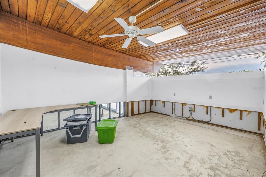 Empty room, Interior, Wooden Ceilings