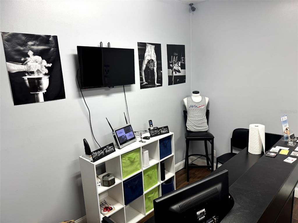 Home Office, Interior